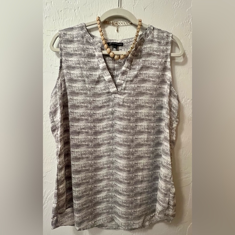Adrianna Papell * Women’s L * lightweight and breezy * sleeveless V-neck blouse